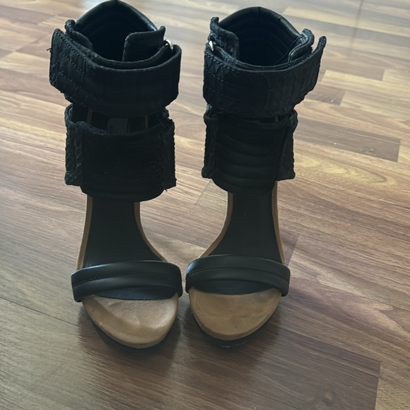 Mia Limited Edition 5” heels with platform. - Picture 2 of 4